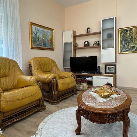 Era'S Apartment Tirana Bagian luar foto