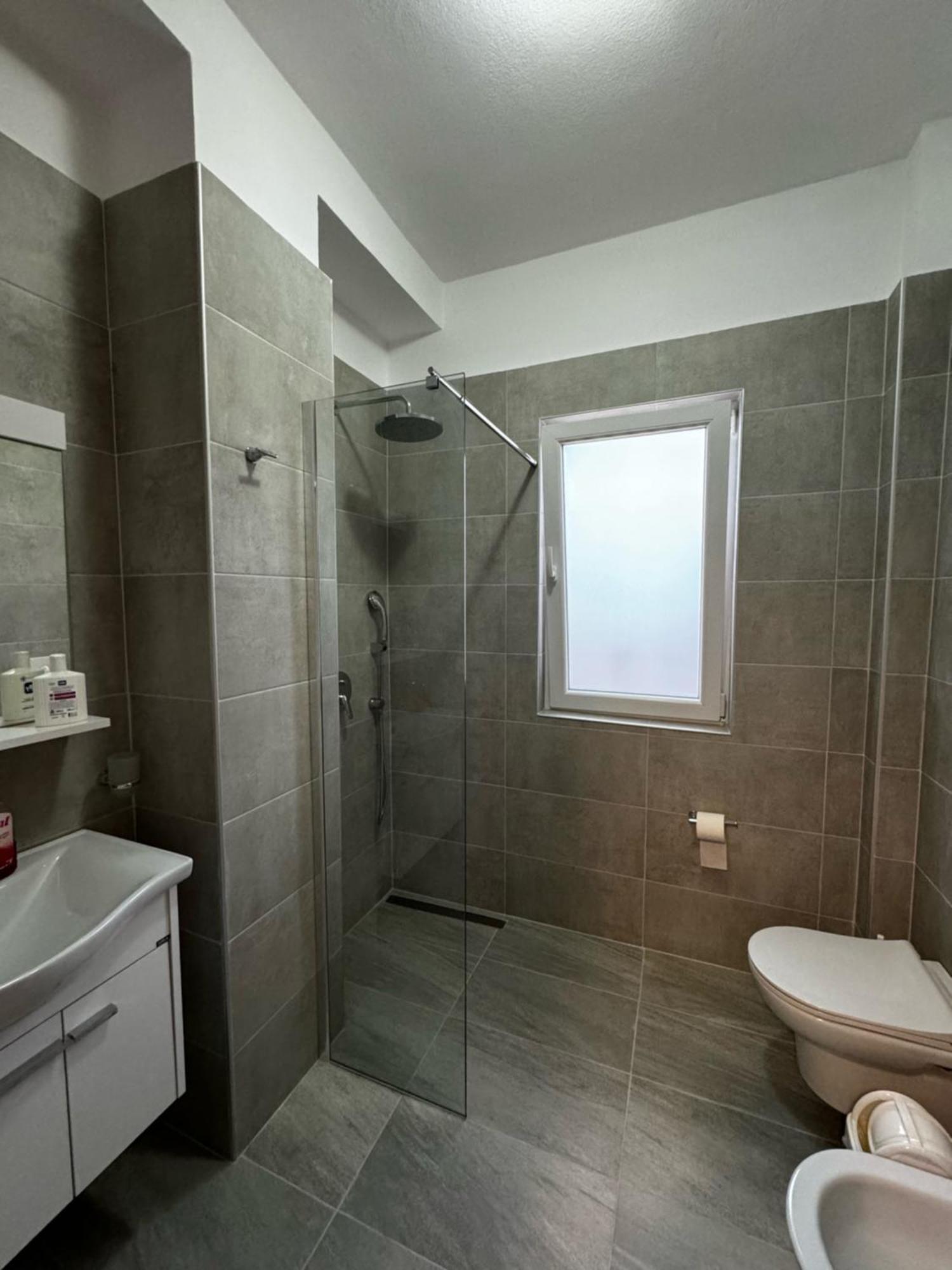 Era'S Apartment Tirana Bagian luar foto