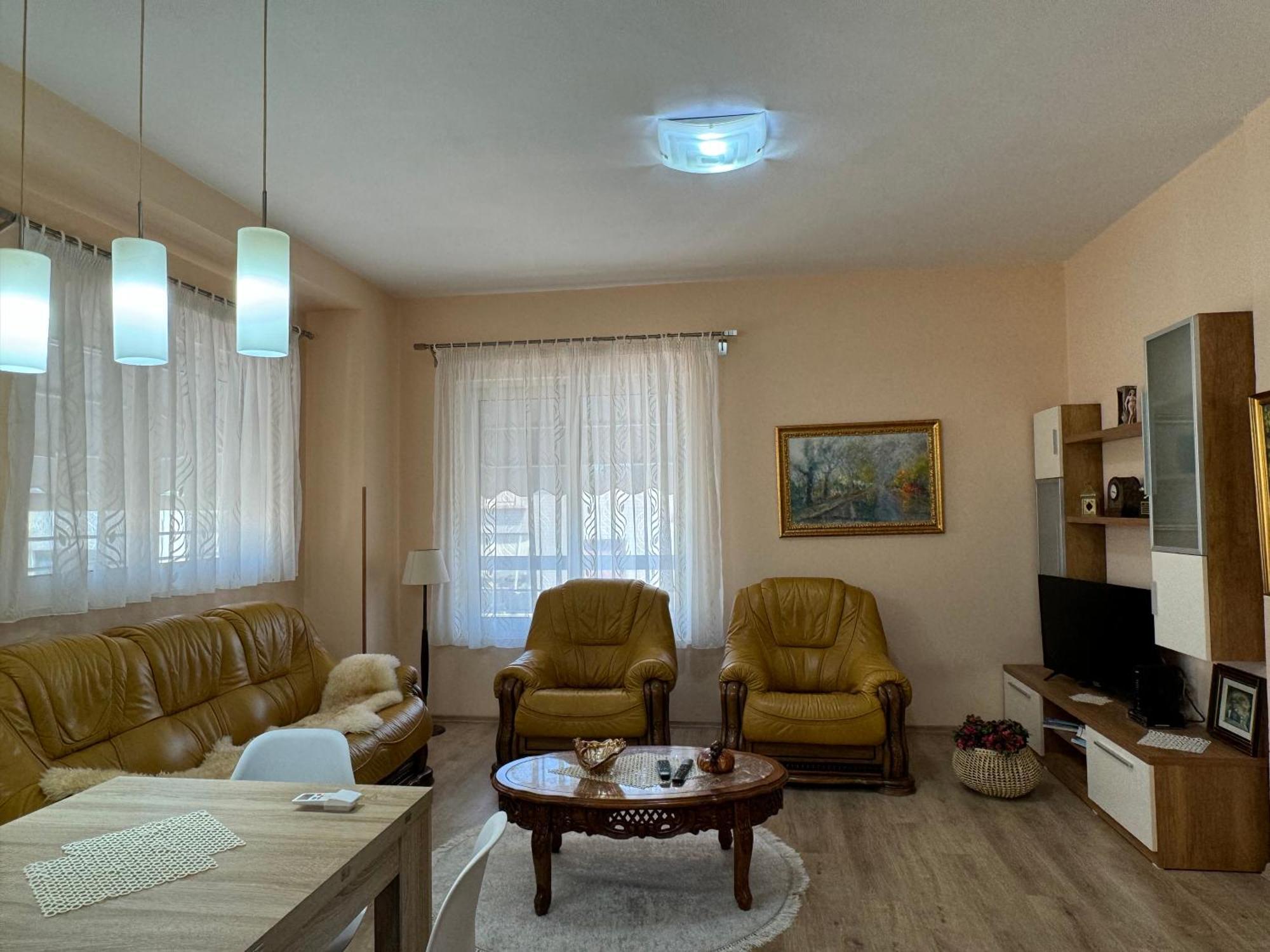 Era'S Apartment Tirana Bagian luar foto