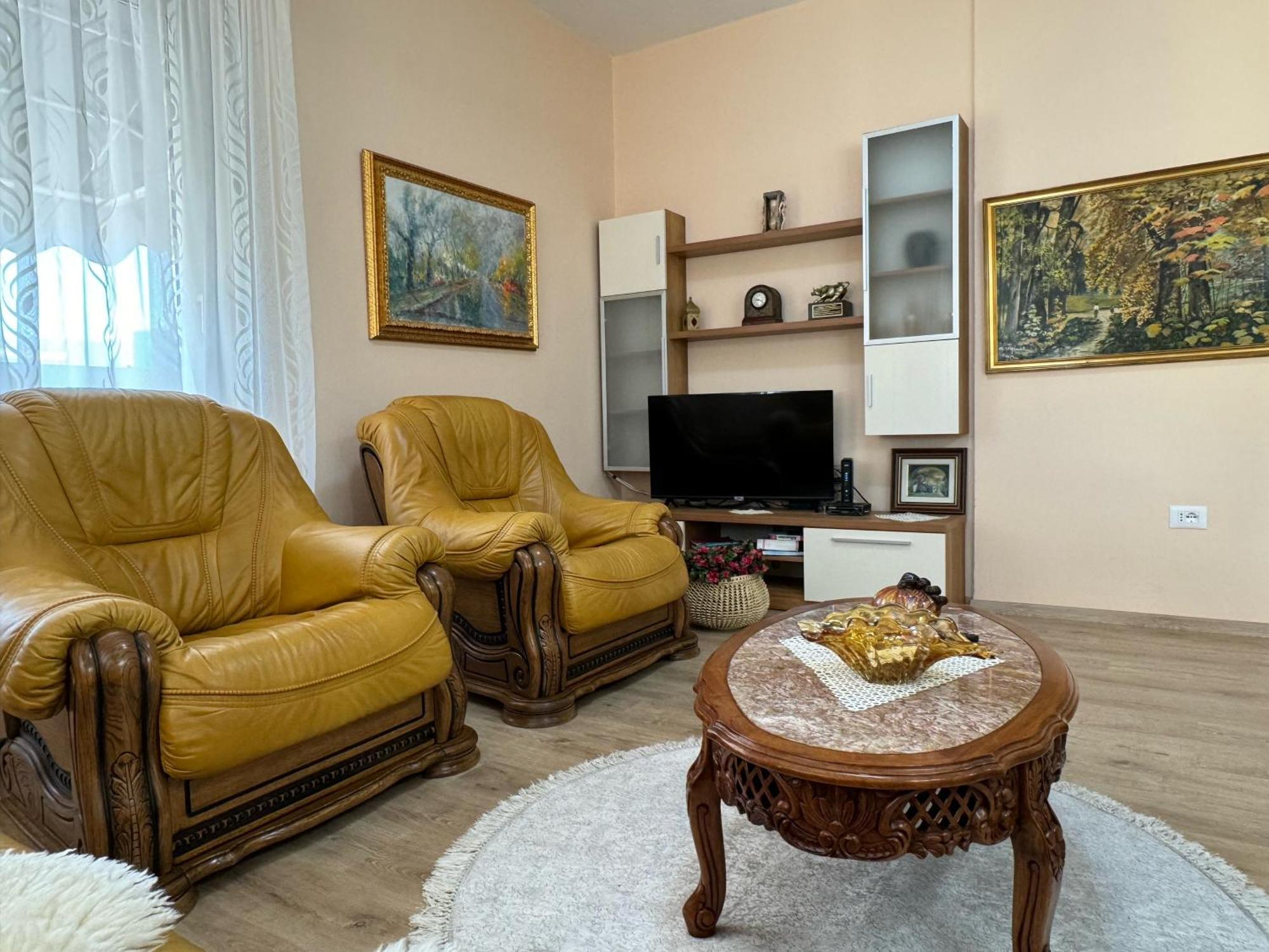 Era'S Apartment Tirana Bagian luar foto